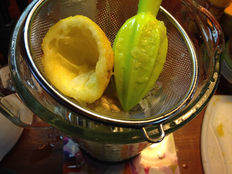 Pozabila slikati nastajanje tarožnatega, zato je tu slika ožemanja limone