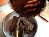 Testo čokoladne blatke skače v pekač.
