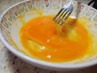 Žvrkljanje jajca z rumenjakom.
