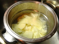 Rezine krompirja dobro opereš pod mrzlo vodo.