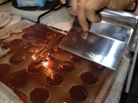Odstranjevanje odvečne čokolade z lopatko
