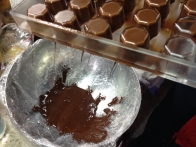 Po dveh minutkah na pultu odlivanje odvečne čokolade v s folijo prekrito skledo