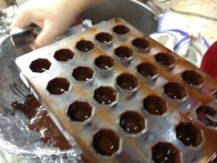 Odstranjevanje odvečne čokolade z lopatko