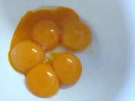 Jajca loči na rumenjake ...