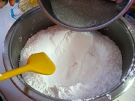 Vlivanje fruktozno-želatinskega sirupa v sladkor
