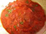 Kuhano šunko prekrij s paradižnikovo-česnovo omako.