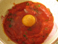 Na sredo posode ubij eno jajce in peci na 180 stopinjah pb. 13 minut, da beljak zakrkne, rumenjak pa še ostane tekoč.
