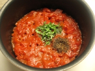 Kuhani omaki dodaj sol, poper in sveže liste bazilike ...