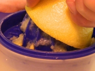 Ko je sadje pripravljeno, je čas za ožemanje limon.