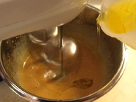 V curku med miksanjem dodajaj olivno olje.