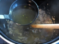 Ko se vino pokuha, po zajemalkah dodajaj juho.