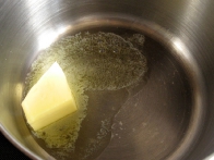 Maslo na srednji vročini razpusti.