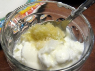 Česen dodaj jogurtu (ki ga lahko prestaviš v kozarec, lahko pa pustiš kar v lončku).