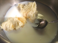 Mleko, že pregosto kondenzirano mleko, sol in med, preden je v igro stopil palični mešalnik.