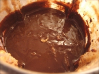 Mešanica lešnikov in stopljenih čokolad pred dodano mlečno mešanico.