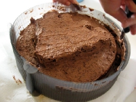 Torto sem premazala s čokoladno masleno kremo in jo za pol ure (bolje bi bilo nekaj ur) postavila v hladilnik, da se je krema strdila.