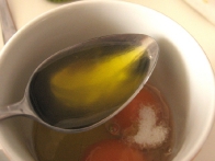 Dvema jajcema dodaj pol žličke soli in žlico olivnega olja ...