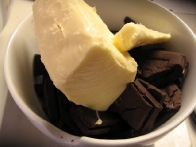 Čokolado in maslo za mousse postavi v skodelico.