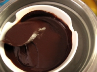 Čokoladno-masleno mešanico postavi v posodo z ledeno vodo iz zamrzovalnika in malo pomešaj, da se nekoliko ohladi. (Mora biti topla, ne sme biti vroča.)