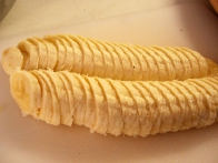 Dve banani nareži na polcentimetrske rezine.