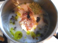 Pršut, olive kalamata, jogurt, olivno olje in sredozemske začimbe zalij z vodo ...
