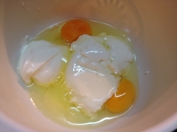 Dva jajci, kislo smetano in skuto ...