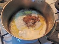 Stopljeno maslo, tartufata, kisla smetana in sol pred zavretjem.