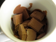 Nakoščkana čokolada po prvem izletu v mikrovalovko.