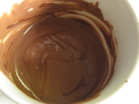 Nakoščkana čokolada po tretjem, zadnjem izletu v mikrovalovko.