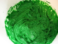 Osnovni masleni kremi sem dodala zeleno barvilo.